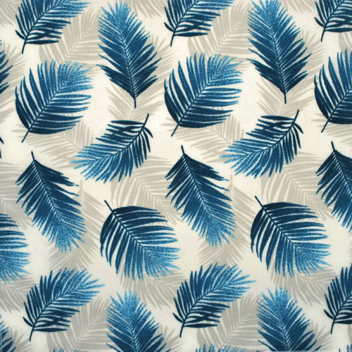 Voici un aperçu du tissu de la collection Palm Springs qui est en coton blanc avec un motif tropical de feuilles de palmes beige et bleu turquoise.